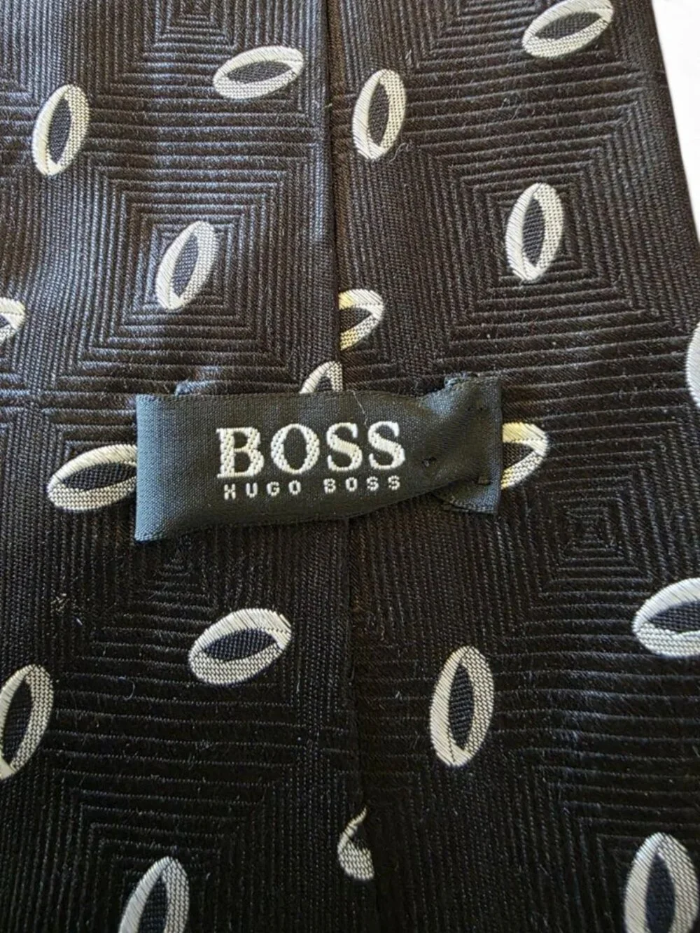Hugo Boss Men’s Silk Tie Black White Geometric Oval Print Made in Italy